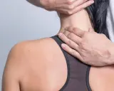 Husten kann zu Nackenschmerzen führen. Eine sanfte Massage im Nackenbereich kann Linderung verschaffen.