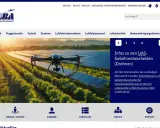 Drohne über Solarpanel-Feld, LBA-Logo. Infos zu UAS-Gebührenbescheiden (Drohnen) auf der Webseite des Luftfahrt-Bundesamtes.