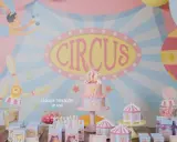 Una fiesta temática de circo para niños con pastel, globos y dulces.