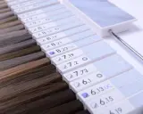 Farbkarte mit verschiedenen Nuancen von Keune Haarfarbe, von hellen Blondtönen bis zu dunklen Braun.