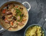 En krämig snabb kycklinggryta med schalottenlök, morötter och svamp, toppad med färsk timjan. Serveras med en skål potatismos.