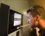 Pracownik przechodzi kontrolę trzeźwości. Podstawa prawna to bezpieczeństwo pracy.