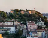 Blick auf Lissabon mit dem Castelo de São Jorge auf dem Hügel. Tickets für das Castelo de São Jorge sind hier erhältlich.