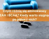 Błękitne hantle i kapsułki na ciemnym tle. Tekst pyta o różnice między aminokwasami EAA i BCAA.
