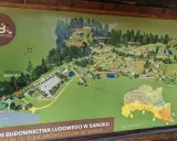 Mapa Muzeum Budownictwa Ludowego w Sanoku. Pokazuje rozmieszczenie sektorów: galicyjski rynek, pastoralny, bojkowski, łemkowski, doliniański, dworski, naftowy i pogórzański.