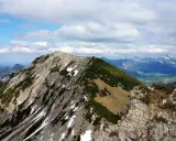 Majestatyczne góry w Niemczech, skaliste szczyty, zielone zbocza i dolina z wioską w oddali.
