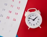 Biały budzik obok kalendarza sugeruje zatrudnienie na 1/4 etatu. Czas na nowe wyzwania!