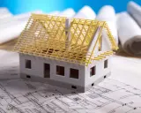 Model domu na planach budowlanych, zastanawiasz się, ile kosztuje adaptacja projektu?