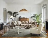 Elegancka lampa podłogowa skandynawska z abażurem w kształcie stożka, idealnie komponuje się z nowoczesnym salonem.