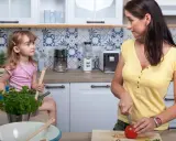Mama i córka w kuchni, uczą się gotować. Dzieci poznają dni tygodnia, pomagając w przygotowaniu posiłków.