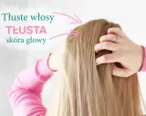 Dłonie w blond włosach, wskazujące na przetłuszczające się włosy u nasady i tłustą skórę głowy.