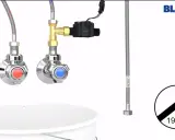 Anschluss eines Wasserhahns an einen Boiler: Flexschläuche, ein T-Stück mit Magnetventil und ein 19mm-Schlüssel sind zu sehen.