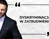 Mężczyzna w garniturze, cytat: "Dyskryminacja w zatrudnieniu". Unikaj odmowy przyjęcia do pracy przez pracodawcę.
