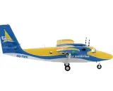 Ein gelb-blaues Twin Otter Flugzeug der Trans Maldivian Airways mit der Kennung 8Q-TMV hebt ab.