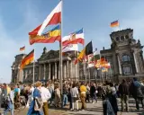 Många flaggor vajar framför Riksdagshuset i Berlin, en symbol för nationell stolthet och nationalismens betydelse.