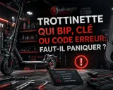 Une trottinette électrique en atelier, affichant le code erreur E-07 sur son écran. Un diagnostic est visible sur une tablette.