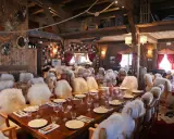 Ambiance chaleureuse dans ces restaurants des Hautes-Alpes, avec des peaux de mouton sur les chaises et des trophées de chasse aux murs.