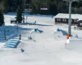 Śnieżny park z przeszkodami i rampami w Szpindlerowym Młynie.