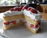 Enkel tårta med fluffig grädde och färska jordgubbar, perfekt för ett sommarfika.