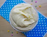 Puszysty krem budyniowy ze śmietaną 30, idealny do deserów. Wygląda pysznie!