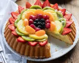 Una crostata morbida alla frutta, con fragole, kiwi, mandarini e frutti di bosco, un tripudio di colori e sapori.