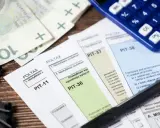 Formularze PIT-11, PIT-36, PIT-37, PIT-38, pieniądze i kalkulator. Czas na rozliczenie podatku, może nawet z pomocą pit 8c.