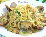 Spaghetti alle vongole cremosi come al ristorante, un piatto di pasta invitante con vongole fresche e prezzemolo tritato.