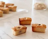 Financiers dorés, parfaits pour une recette financier framboise. Ils sont garnis de fruits rouges et de flocons d'amandes.