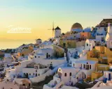 Zachód słońca nad Oia na Santorini. Czy warto? Białe domy, wiatraki i błękitne morze tworzą idylliczny krajobraz.
