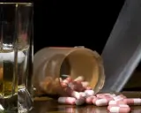 Szklanka z alkoholem, rozsypane antydepresanty i nóż. Niebezpieczne połączenie.