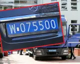 Niebieskie tablice rejestracyjne z napisem W-075500 i W-065607 wskazują na pojazdy z Chin.