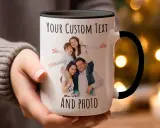 Biały kubek z czarnym uchem, z nadrukiem rodziny i tekstem "YOUR CUSTOM TEXT AND PHOTO".