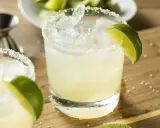 Två klassiska margaritas med saltkant och lime. Perfekt för ett somrigt margarita recept.