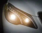 El **alumbrado de cruce** de un coche moderno ilumina la noche con sus potentes luces LED, listo para cualquier viaje.