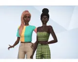 Dwie Simki w modnych ubraniach. Jedna w kolorowym t-shircie i beżowych spodniach, druga w zielonym topie i spodniach w kratkę. Mody do The Sims 4 ubrania.