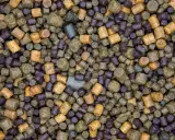 Zbliżenie na mieszankę zanęty na karpia 10 kg. Granulki w kolorach brązowym i fioletowym tworzą bogatą kompozycję.