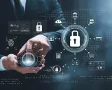 Hombre con un teléfono, rodeado de iconos de seguridad digital, como candados y huellas dactilares. El concepto de vidrio p6b se representa en la protección de datos.