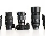 Różne obiektywy do Sony Alpha: szerokokątny Zeiss, makro Sigma, zoom Sony FE 4/16-35, teleobiektyw i jasny Sigmy.