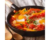 Poêlée colorée de poivrons et œufs, un plat savoureux qui rappelle la recette piperade grand-mère.