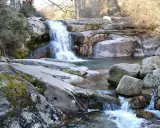 Cascada natural en Ourense, un rincón idílico para disfrutar de las termas y la naturaleza.