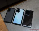 Trzy telefony Samsung Galaxy S20 w różnych etui: czarnym, białym i przezroczystym.