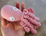Pulpo rosa tejido a mano, ideal para bebés. Busca patrones ganchillo bebé gratis para crear el tuyo.