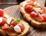 Bruschettas con tomate fresco, mozzarella y albahaca, un clásico de las recetas con aceite de oliva.