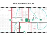 Plan ewakuacyjny z zaznaczonymi drogami ucieczki. Widać tu sale, toalety, recepcję i pokoje.