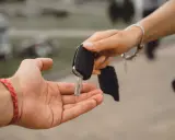 Przekazanie kluczyka samochodowego. Zastanawiasz się, ile kosztuje dorobienie klucza do samochodu z immobilizerem?