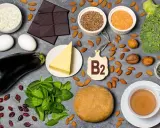 Produkty bogate w witaminę B2: jajka, ser, migdały, czekolada, brokuły, szpinak, soczewica, orzechy, herbata.
