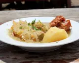 Danie z restauracji Bacówka: ziemniaki, kapusta kiszona z marchewką i kawałek mięsa. Pyszne, tradycyjne danie z menu.