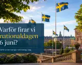 Svenska flaggor vajar stolt i vinden framför vackra byggnader. Det är Sveriges nationaldag, en dag att fira!