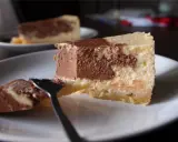 Pyszny sernik z czekoladą, z widelcem czekającym na kolejny kęs.