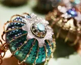 Gioiello prezioso, un uovo decorato con diamanti e zaffiri, che evoca la storia del chantecler gallo.